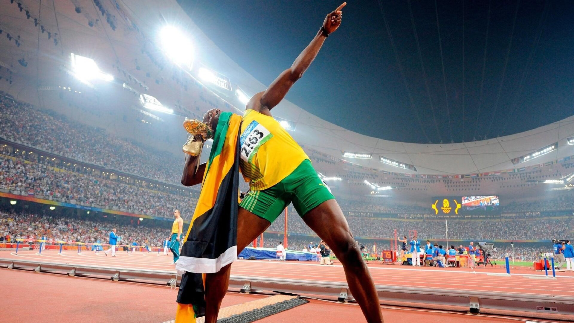 比赛临场调整成败手各队教练斗法精彩，大赛前夕,教练员喋喋不休地嘱咐